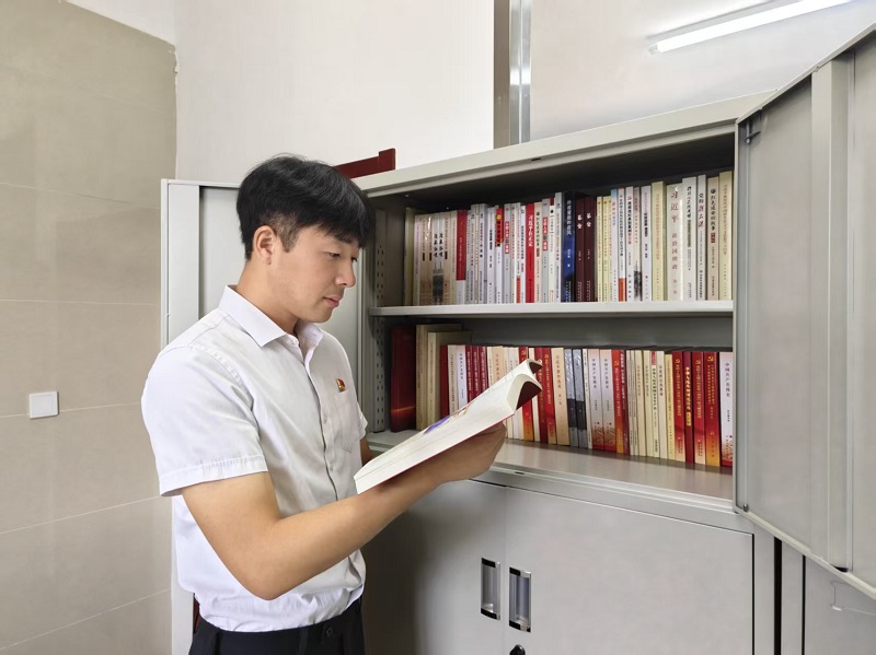 寇瀧煒：從業(yè)務“小白”到黨務“多面手”