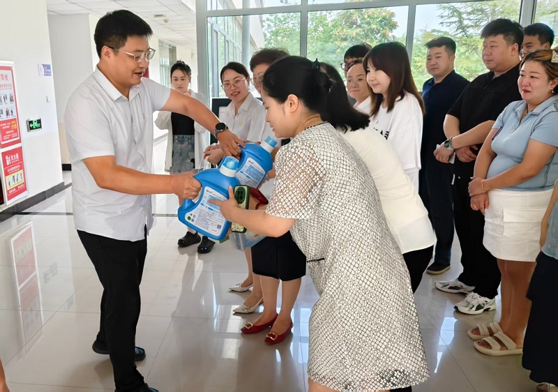 炎炎夏日送清涼 濃濃關懷暖人心 ——郭正亮到物貿公司開展“送清涼”慰問活動