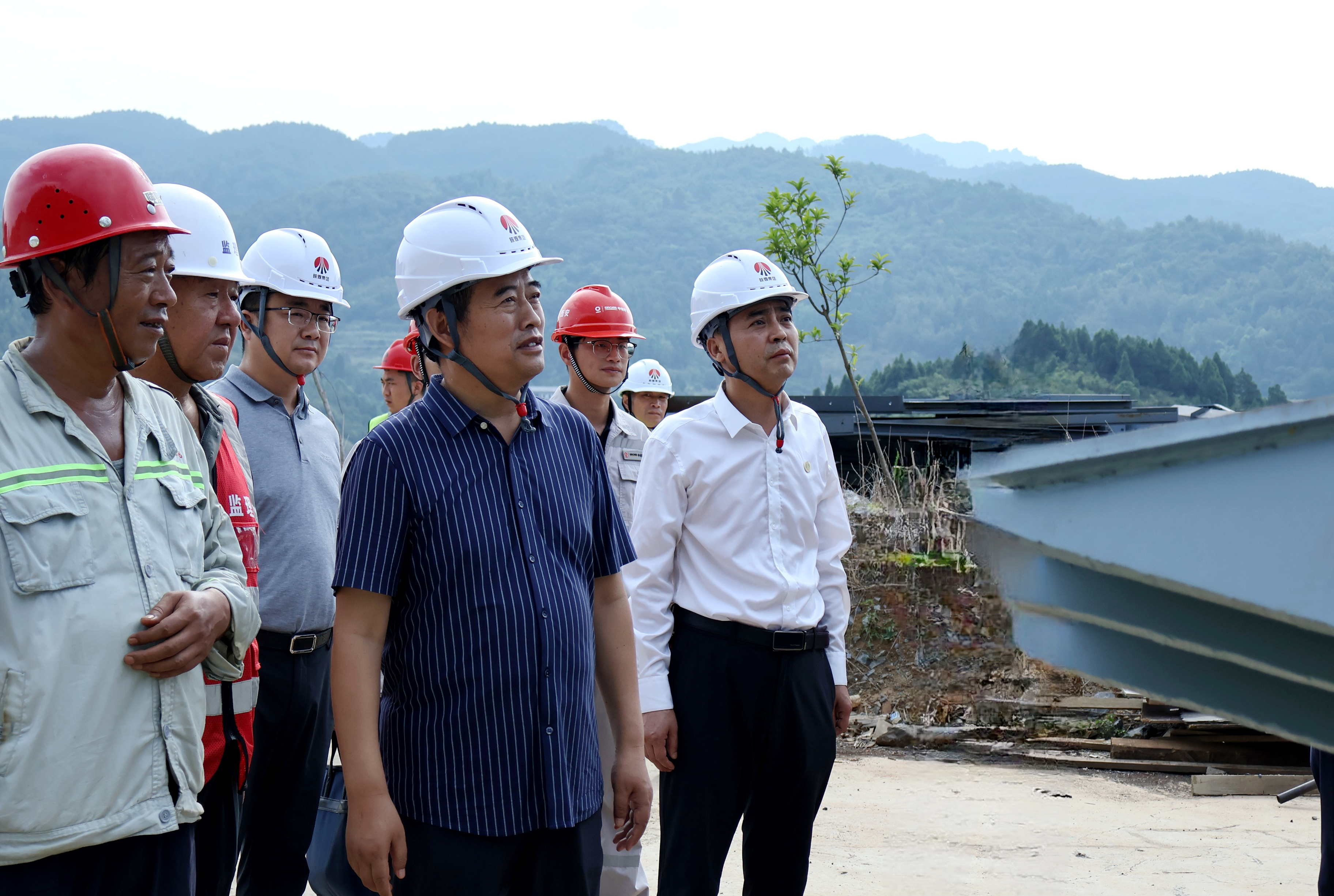 保進(jìn)度 指方向 聚合力 促投產(chǎn)——周紅一行到陜渝建材公司調(diào)研指導(dǎo)工作