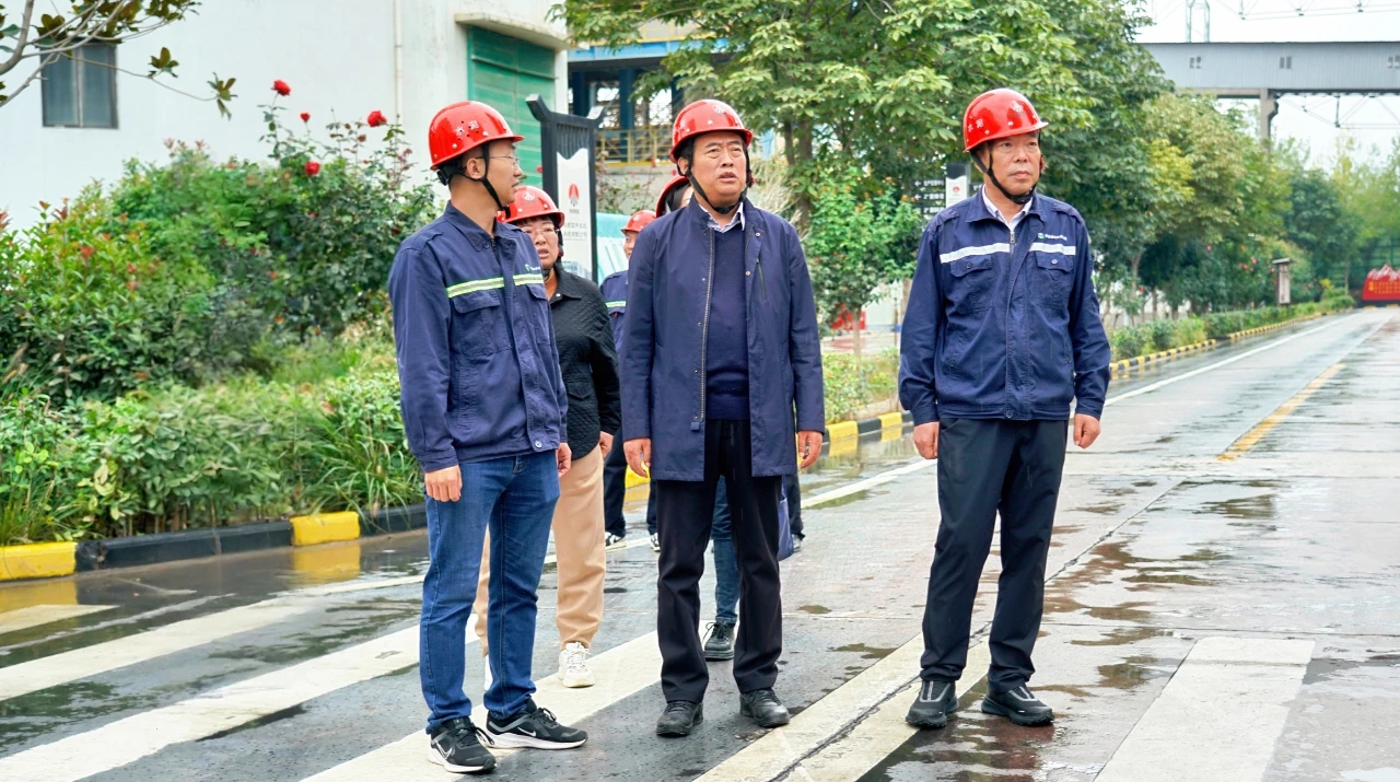 送慰問 聽建議 抓創(chuàng)新 促新品——周紅到富平公司調(diào)研并看望慰問在崗干部職工